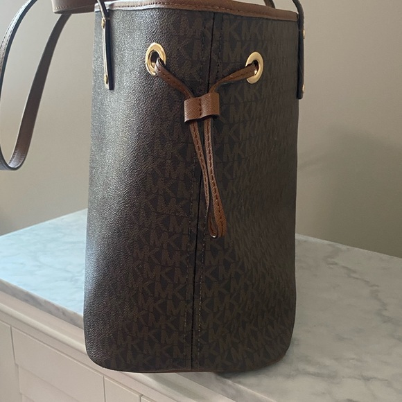 Michael Kors Brown Tote Bag with Elegant Design - Picture 6 of 9